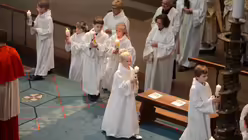 And&auml;chtig sind die Kommunionkinder der K&ouml;lner Domsingschule bei der Sache. / &copy; Beatrice Tomasetti (DR)