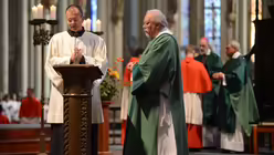 Andreas Selner, bei der Caritas zuständig für die Wohnungssuchenden, spricht die Fürbitten / © Beatrice Tomasetti (DR)