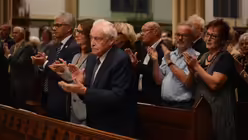 Anhaltenden Applaus gibt es nach der Predigt von Pfarrer Schumacher / &copy; Beatrice Tomasetti (DR)