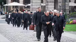 Ankunft der Bischöfe (dpa)