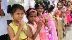 Ankunft in Tellichery: Kinder warten auf den Besuch aus dem Erzbistum K&ouml;ln. / &copy; Ammann (Erzbistum K&ouml;ln)