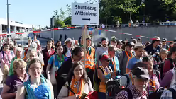 Auf dem Weg zum Gottesdienst (dpa)