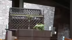 St. Annakirche: Der Schrein mit den Reliquien der Heiligen Anna / &copy; Marcel Krombusch (DR)