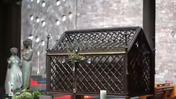 St. Annakirche: Der Schrein mit den Reliquien der Heiligen Anna / &copy; Marcel Krombusch (DR)