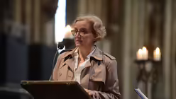 Annette Riehm - hier bei der Lesung - ist zum neuen Schuljahr die neue Schulleiterin der Domsingschule. / &copy; Beatrice Tomasetti (DR)