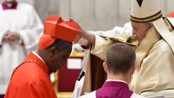Antoine Kambanda, Erzbischof von Kigali (Ruanda), erh&auml;lt von Papst Franziskus das Birett beim Konsistorium / &copy; Vatican Media/Romano Siciliani (KNA)
