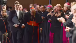 Applaus bei Ankunft zum Festakt / © Elisabeth Schomaker (KNA)