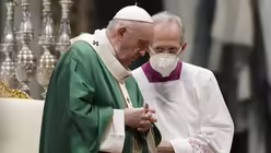 Papst Franziskus spricht während des Gottesdiensts zur Weltsynode mit Guido Marini, Bischof von Tortona / © Gregorio Borgia (dpa)