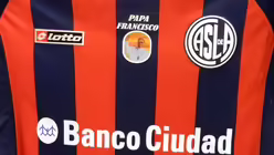 Mit diesem Trikot liefen die San Lorenzo Spiel in Santa F&eacute; auf (San Lorenzo)