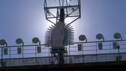 Mittendrin - Madonnen-Statue auf dem Dach des Stadions / © Johannes Mäling (DR)