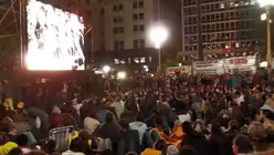 Trotz der ung&uuml;nstigen Zeit ist der Platz mit Menschen gef&uuml;llt / &copy; Johannes M&auml;ling (DR)