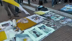 Souvenirs - Papst-T-Shirts, Postkarten, Vatikan- und Argentinienfanen / &copy; Johannes M&auml;ling (DR)
