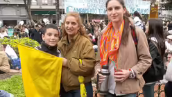 Micaela Mariscotti mit Mate-Tee, Mutter und Bruder / &copy; Johannes M&auml;ling (DR)