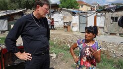 August: Kardinal Woelki und eine Roma-Frau in Tirana. Mit seinem Besuch auf dem Balkan wollte sich Kardinal Woelki über die aktuelle Lebenssituation der Bevölkerung und das Engagement der katholischen Kirche informieren.  (dpa)