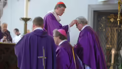 Aschekreuz für Künstlerseelsorger Sauerborn / © Beatrice Tomasetti (DR)