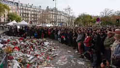 Schweigeminute in Paris nahe des Bataclan-Theaters / &copy; Laurent Dubrule (dpa)