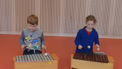 Auch das Ausprobieren einfacher Instrumente ist Teil der musikalischen Fr&uuml;hf&ouml;rderung. / &copy; Beatrice Tomasetti (DR)