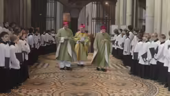 Auch das geh&ouml;rt f&uuml;r die Chorknaben dazu: Spalier bilden, wenn die Zelebranten nach der Messe auf dem Weg zur Sakristei sind. / &copy; Beatrice Tomasetti (DR)