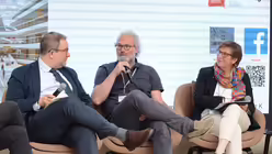 Auch das Publikum ist gefragt: Abwechselnd nehmen Mitdiskutanten f&uuml;r ein Statement auf dem Podium Platz. / &copy; Beatrice Tomasetti (DR)