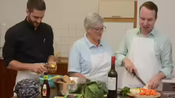 Auch das sollten angehende Priester können: Kartoffeln schälen und Gemüse putzen. / © Beatrice Tomasetti (DR)