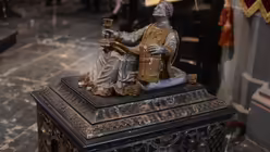 Auch der Schrein mit den Gebeinen des Heiligen Willeicus steht im Altarraum. / © Tomasetti (DR)