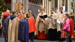 Auch der Stern und das Liedheft werden gesegnet / © Beatrice Tomasetti (DR)