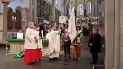 Auch die Fahne des Reiterkorps wird gesegnet (DR)