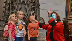 Auch die j&uuml;ngsten Dombesucher treffen bei Nicole Reitgruber auf ein offenes Ohr. / &copy; Beatrice Tomasetti (DR)