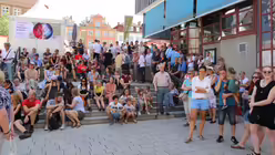 Auch draußen wurde die Vesper mitverfolgt / © Oliver Kelch (DR)