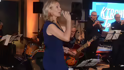 Auch eine Sängerin gehört zur Bigband. / © Tomasetti (DR)