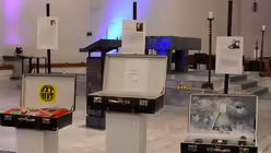 Auch entlang des Altarraumes reihen sich die Exponate auf.