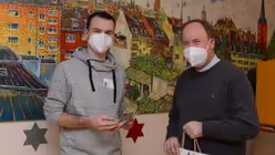 Auch fürs Personal - hier Tobias Hagen von der Sozialen Betreuung - hat Msgr. Kleine einen Weihnachtsgruß mitgebracht. / © Beatrice Tomasetti (DR)