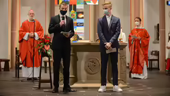 Auch im Altarraum wird ein Mund-Nasen-Schutz getragen. / © Beatrice Tomasetti (DR)