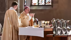 Auch im Erfurter Dom findet eine Ölweihmesse mit Bischof Ulrich Neymeyr (2.v.l) statt.  / © Jens Kalaene (dpa)