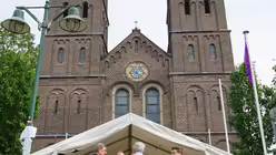 Auch im Seelsorgebereich Leverkusen-Südost - hier am Versorgungszelt vor St. Andreas - verschaffte sich Kardinal Woelki ein Bild von der Hilfe, die dort geleistet wird / © Kathrin Becker  (Kirchenzeitung Koeln)