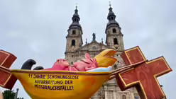 Auch Jacques Tilly hat bereits eine "Begrüßung" vor dem Dom aufstellen lassen. / © Ingo Brüggenjürgen (DR)