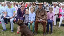 Auch Jagdhund Ranka nimmt mit Herrchen an der Waldmesse im Lindenthaler Tierpark teil. / © Beatrice Tomasetti (DR)