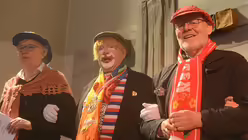 Auch "Ne Weltenbummler", alias Gerd Rück, lässt sich die geistliche Einstimmung auf den Straßenkarneval nicht nehmen / © Beatrice Tomasetti (DR)