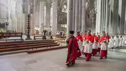 Auch während der Messfeier sind Domschweizer immer präsent. / © Markus Bollen (DR)