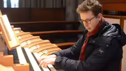 Auch Werke von Bach stehen auf dem Programm von Alexander Gr&uuml;n, der sich beim Orgelspiel mit seinem Kollegen George Warren abwechselt / &copy; Beatrice Tomasetti (DR)