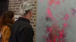 Auch wieder Gelegenheit zum Betrachten von Kunst bestand beim diesjährigen "Aschermittwoch der Künstler" / © Beatrice Tomasetti (DR)