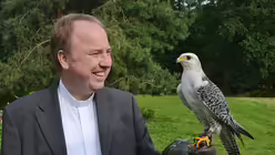 Auf Augenh&ouml;he: Monsignore Robert Kleine hat keine Ber&uuml;hrungs&auml;ngste. / &copy; Beatrice Tomasetti (DR)