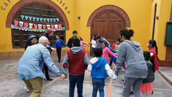 Auf dem Kirchplatz von "Cristo libera" im Armenviertel San Juan de Lurigancho spielen europ&auml;ische Jugendliche mit peruanischen Stra&szlig;enkindern. / &copy; Mateusz Rdzanek (privat)