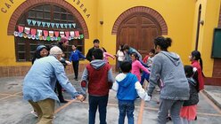 Auf dem Kirchplatz von "Cristo libera" im Armenviertel San Juan de Lurigancho spielen europäische Jugendliche mit peruanischen Straßenkindern. / © Mateusz Rdzanek (privat)