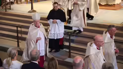 Auf dem Weg in die Krypta zur Erhebung der Reliquien / © Oliver Kelch (DR)