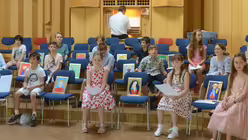 Auf den leeren Plätzen stehen die selbstgemalten Namenspatrone der Schüler / © Beatrice Tomasetti (DR)