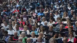 Auf den R&auml;ngen sangen fast 15.000 Chors&auml;nger mehrstimmig mit / &copy; Beatrice Tomasetti  (DR)