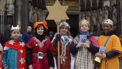 Auf der Domplatte ersingen die Kinder der Domsingschule Spenden für Kinder in Peru / © Beatrice Tomasetti (DR)