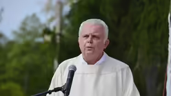 Der neue Pfarrer von St. Stephan, J&uuml;rgen H&uuml;nten, tr&auml;gt das Evangelium vor. / &copy; Beatrice Tomasetti (DR)