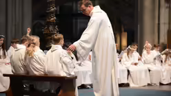 Auf die Frage von Domvikar Hopmann tragen die Kinder zusammen, woran man einen Hirten erkennt. / &copy; Beatrice Tomasetti (DR)